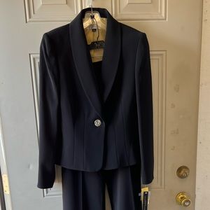 Women’s - Tahari - Arthur S. Levine - Suit
